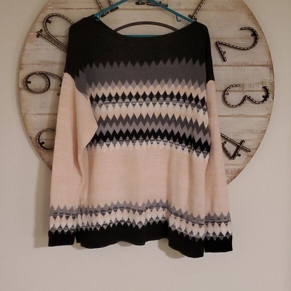 Pink and black & white sweater. Super soft acrylic - Picture 2 of 3